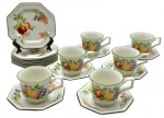 JOHNSON BROS ENGLAND 1883, FRESH FRUIT - Parte de serviço de chá com 18 peças, sendo: 06 pratos de sobremesa, 06 xícaras de chá e 06 pires para xícaras de chá, moldados no formato octogonal e adornados com coloridos padrões frutais e filetes na cor verde. Em porcelana inglesa. Medidas: 16 x 16 cm; 12 x 7 cm.