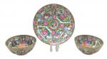 01 prato fundo e 02 bowls de temática oriental, decorados com motivos florais, vegetalistas e personagens em trajes típicos chineses. Em porcelana multicolorida com detalhes em dourado; fabricação chinesa. Medidas: 15,5 x 6 cm; 23 x 3 cm. Filetes dourados das bordas ligeiramente desvanecidos.