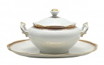 PORCELANA RENNER, PORTO ALEGRE - Parte de serviço de jantar com 01 terrina e 01 travessa oval; decoradas com faixas na cor vinho, e arabescos e motivos vegetalistas em dourado. Em porcelana. Medidas: 25 x 18 cm; 35 x 25 cm.