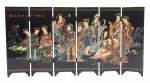 Miniatura de biombo chinês, de mesa, composto por seis painéis articulados, intitulado: "The Map of Twelve Concubines From the Dream of Red", significando que a peça homenageia as "Doze Belezas de Jinling", personagens centrais do clássico romance chinês "O Sonho da Câmara Vermelha". Na frente apresenta uma cena panorâmica policromada com as doze concubinas em trajes tradicionais chineses; no verso apresenta um trabalho de catalogação literária sobre as doze personagens, com texto em caracteres chineses e sua tradução para o inglês. Em madeira com acabamento laqueado. Medidas: 47 x 24 cm (aberto); 7,5 x 24 cm (fechado).