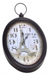Relógio oval de parede, à pilha, com moldura em metal e argola superior, no estilo de um relógio de bolso; mostrador em algarismos indo-arábicos com foto da Torre Eiffel em tom sépia e com acabamento envelhecido. Medidas: 66 x 33 x 5 cm. Não testado. Argola com pontos de oxidação. Moldura com ínfimos arranhados.