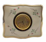 LENOX QUARTZ - Relógio de mesa à bateria, com caixa em porcelana marfim adornada com filete dourado e coloridos motivos florais e vegetalistas; mostrador em algarismos romanos. Medidas: 9,5 x 8 x 4 cm. Não testado. Moldura em metal do mostrador com desgastes no cromado.
