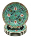Parte de serviço de jantar com 05 pratos de sobremesa e 01 prato raso de temática oriental, adornados com motivos florais, ideogramas, volutas e faixa com chaves gregas. Em porcelana multicolorida; fabricação chinesa. Medidas: 17,5 cm (diâm.); 23 cm (diâm.).
