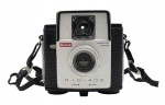 KODAK RIO-400 - Antiga câmera analógica com lente Dakon, produzida no Brasil a partir de 1965 e utiliza filmes do formato 127, possui controles simples na parte inferior para ajustes de luz. Não testada, contém ínfimos desgastes.