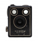 KODAK - SIX-20 BROWNIE C - Antiga câmera produzida pela Kodak, modelo Six-20 Brownie C, produzida na década de 40 na Inglaterra. Corpo em metal com acabamento em couro e possui alça superior para transporte. Utiliza filme de formato 620 e possui lente de foco fixo meniscus de 100mm. Não testada, com desgastes e marcas.