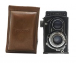FLEXARET - Câmera fotográfica antiga com lente dupla, da Flexaret. Fabricada na Tchecoslováquia. A Flexaret Automat foi fabricada por um período, cerca de 25 anos, começando por volta do final da Segunda Guerra Mundial por uma empresa tcheca chamada MEOPTA. O primeiro Flexaret foi produzido em 1946 e, com o passar do tempo, havia um total de 7 versões diferentes do Flexaret criadas antes que a produção da câmera finalmente cessasse em 1971. Medida: 14cm. Observações: Acompanha estojo original com marcas de uso e partes descosturadas. Máquina possui ínfimas marcas de uso. Não testada.