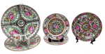 05 pratos de temática oriental, de diferentes tamanhos, adornados com motivos florais, vegetalistas, caracteres chineses e detalhes em dourado. Em porcelana multicolorida; fabricação chinesa. Medidas: 23 cm (diâm.); 20 cm (diâm.); 18,5 cm (diâm.).