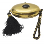 Bolsa vintage no formato oval, em metal dourado, adornada com pingente de franjas e alça trançada com detalhes em dourado. Interior forrado em veludo. Medidas: 16 x 11 cm. Cromado dourado com ínfimos desgastes.