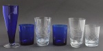 06 diferentes itens em cristal, sendo: 01 taça tulipa e 02 copos na cor azul cobalto; 03 copos em cristal translúcido lapidados com motivos geométricos e fitomórficos. Medidas: 20 x 7,5 cm; 10 x 7 cm. Com ínfimos bicados na borda.