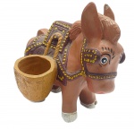 Escultura com a representação de um burrinho, em barro cozido com detalhes coloridos. Medidas: 26 x 25 x 24 cm. Com bicados nas patas, em uma das orelhas, e em um dos cestos..