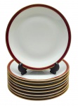 PORCELANA RENNER, MEDAILLON - Parte de serviço de jantar com 09 pratos de sobremesa decorados na borda com faixas dourada e vinho. Em porcelana. Medidas: 17,5 cm (diâm.). Faixas ligeiramente desvanecidas.