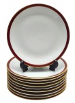 PORCELANA RENNER, MEDAILLON - Parte de serviço de jantar com 10 pratos de sobremesa decorados na borda com faixas dourada e vinho. Em porcelana. Medidas: 17,5 cm (diâm.). Faixas ligeiramente desvanecidas.