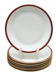 PORCELANA RENNER, MEDAILLON - Parte de serviço de jantar com 07 pratos rasos decorados na borda com faixas dourada e vinho. Em porcelana. Medidas: 25 cm (diâm.). Alguns pontos das faixas de alguns pratos infimamente desvanecidas.