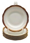 PORCELANA RENNER, PORTO ALEGRE - Parte de serviço de jantar com 06 pratos fundos decorados com faixa na cor vinho, e arabescos e motivos vegetalistas em dourado. Em porcelana. Medidas: 23 cm (diâm.).