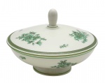 ROSENTHAL BAHNHOF SELB GERMANY, DEKOR GRÜNE BLUME - Potiche redondo em porcelana alemã, decorado com motivos florais e faixa na cor verde. Medidas: 17 x 13 cm.