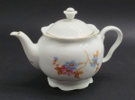 OSCAR SCHALLER & CO. BAVARIA - Antigo bule em porcelana alemã, estim.1918 a 1935, adornado com coloridos motivos florais e filetes dourados. Medidas: 25 x 17 cm.