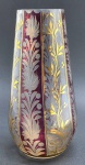 Antigo vaso de formato ovalado, decorado com padrões vegetalistas e florais em dourado e em faixas na cor vinho. Em vidro. Medidas: 26 x 13 cm. Douração desvanecida em alguns pontos.
