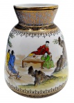 WAKA MIZU - Jarro adornado com arabescos, chaves gregas e em sua galeria central com cenas campestres com personagens em trajes tradicionais japoneses. Em porcelana japonesa multicolorida e com detalhes em dourado. Medidas: 19 x 13 cm.