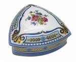 LIMOGES, FRANCE - Antigo potiche triangular, adornado com volutas, padrões fitomórficos e florais; em colorida porcelana francesa com detalhes em dourado. Medidas: 16 x 8 cm.