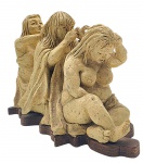 Escultura, ano 1998, com a representação de três figuras femininas dispostas em fila, num momento de cuidado mútuo, focado em arrumar os cabelos; em barro cozido, apoiada sobre base de madeira. Assinada (artista não identificado). Medidas: 37 x 26 x 22 cm.