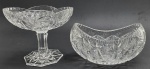 02 diferentes itens em cristal translúcido, sendo um cachepot oval com bordas abauladas, e uma bomboniere oval com base pedestal; possuem diferentes padrões decorativos que incluem detalhes canelados, geométricos, florais e vegetalistas. Medidas: 18 x 10 cm; 16 x 13 cm.