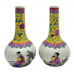 Par de solifleurs de temática oriental, adornados com volutas, ideogramas chineses e uma figura feminina em trajes tradicionais. Em porcelana multicolorida. Medidas: 15 x 8 cm.