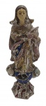 ARTE SACRA - Antiga imagem com a representação de Nossa Senhora, no estilo Barroco, em madeira nobre policromada. Medidas: 20 x 8 cm. Com danos nas mãos e desgastes na madeira e na pintura. Peças metálicas para fixação adaptadas na base.