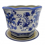 Cachepot octogonal com prato, adornado com motivos florais e vegetalistas em azul cobalto; em cerâmica esmaltada. Medidas: 23 x 20 cm.