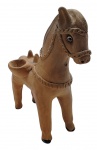 ARTE POPULAR - Escultura com a representação de um cavalo, no estilo do Mestre Vitalino (1909-1963). Em barro cozido. Medidas: 17 x 16 cm. Uma das orelhas com dano; patas com ínfimos bicados.