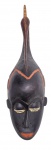 Máscara de características antropomórficas numa representação da arte tribal africana, entalhada em madeira nobre. Medidas: 52 x 17 x 15 cm.