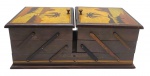 Antiga caixa organizadora com bandejas articuladas, sendo duas com três nichos internos; em madeira nobre trabalhada nas tampas e na base através da técnica de marchetaria. Medidas: 40 x 20 x 14 cm. Madeira com ínfimos desgastes; alça ausente.