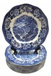 ENOCH WEDGWOOD (TUNSTALL) LTD., LOCHS OF SCOTLAND - Parte de serviço de jantar com 09 pratos de sobremesa, em porcelana inglesa estampada em azul cobalto com motivos florais e cenário de lagos escoceses. Medidas: 20 cm (diâm.).