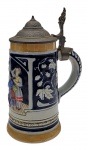 CERAMARTE - TANKARD - Caneca de chopp/cerveja, com tampa em metal; em cerâmica esmaltada e policromada decorada com cena típica alemã.  Medidas: 17 x 10 cm.