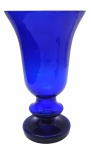Vaso em vidro na cor azul cobalto, no formato trompete com base pedestal. Medidas: 32 x 19 cm. Com bicados na borda.