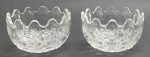 02 bowls em cristal translúcido com bordas onduladas, lapidados com elementos ovais, geométricos e caneluras. Medidas: 11,5 x 6,5 cm.
