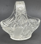 Cesta oval em robusto cristal translúcido, lapidado com caneluras, elementos fitomórficos e estelares. Medidas: 20 x 19 x 14 cm.