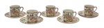 Conjunto com 05 xícaras de café e 06 pires para xícaras de café, em porcelana japonesa casca de ovo, adornados com coloridas figuras em trajes tradicionais japoneses num cenário ao ar livre. Medidas: 9,5 x 6 cm.