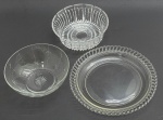 03 diferentes itens em cristal translúcido, sendo 01 bowl, 01 travessa e 01 centro de mesa circulares; com diferentes padrões decorativos que incluem elementos fitomórficos, geométricos radiais e borda com detalhes ovais vazados. Medidas: 20,5 x 7 cm; 20 cm (diâm.); 21 x 7 cm. Bowl e centro de mesa com ínfimo bicado na borda.
