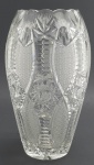 Vaso oval em cristal translúcido com borda ondulada e lapidado padrões fitomórficos, estelares e caneluras elípticas. Medidas: 32 x 17 cm. Ínfimo bicado na parte interna da borda.