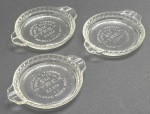 PYREX (Companhia Vidraria Santa Marina) - 03 cinzeiros com borda canelada, em vidro translúcido. Medidas: 12 x 9,5 x 1,5 cm.
