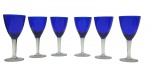 06 taças com corpo cônico em cristal na cor azul cobalto; haste e base em cristal incolor. Duas taças com haste multifacetada. Medidas: 16 x 7,5 cm.