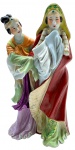 Grupo escultórico com a representação de duas figuras femininas em trajes tradicionais chineses; em porcelana multicolorida e esmaltada. Medidas: 34 x 18 cm.