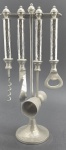 Kit para bar em metal, com três diferentes abridores de garrafa e dois copos dosadores numa mesma haste. Organizados em suporte com base tipo pedestal. Medidas: 32 x 14 cm.