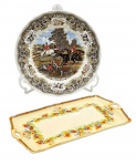 JOHN MADDOCK & SONS LTD., MADE IN ENGLAND / HERITAGE MINT LTD., MADE IN ENGLAND - 01 travessa retangular adornada com colorida guirlanda floral sobre fundo marfim; e 01 prato raso decorado com colorida cena de caçada tipicamente inglesa. Em porcelana inglesa. Medidas: 30 x 16 cm; 25 cm (diâm.). Travessa com ínfimo fio de cabelo.