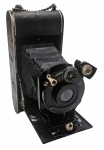 CONTESSA-NETTEL - CÂMERA FOTOGRÁFICA - Antiga câmera analógica dobrável de fole da marca alemã Contessa-Nettel, modelo com obturador Derval, fabricada na década de 20. Medida: 17cm. Não testada, possui marcas de uso e ínfimos desgastes.