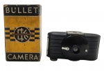 KODAK - BULLET CAMERA - CÂMERA FOTOGRÁFICA - Antiga câmera fotográfica da Kodak, clássico, de bolso com design Art Deco, em baquelite preta e detalhes em metal na década de 30 e utilizava filme no formato 127. Medida: 12,5cm. Não testado, ínfimas marcas e pequena avaria na parte traseira.