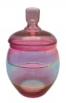 01 bomboniere decorada com faixas em azul e rosa e filetes dourados; em cristal, no formato ovalado. Medidas: 22 x 12 cm. Pintura com ínfimas manchas.