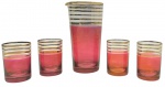 Conjunto composto por 01 copo misturador para drinks e 04 copos menores, decorados com faixa na cor rosa e filetes dourados. Em cristal. Medidas: 16 x 9 cm; 7,5 x 5 cm.