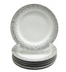 JINGDEZHEN, MADE IN CHINA - Parte de serviço de jantar em porcelana com 06 pratos rasos, decorados na borda com arabescos e motivos florais na cor preta e filetes prateados. Fabricação chinesa, na cidade de Jingdezhen, mundialmente famosa por sua produção de porcelana. Medidas: 26 cm (diâm).