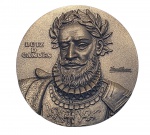 MEDALHA - DIA DE CAMÕES E DAS COMUNIDADES EM VILA REAL - Medalha de bronze, comemorativa do Dia de Camões e das Comunidades em Vila Real, datada de 10 de Junho de 1979. Apresenta um globo terrestre ao centro, bandeiras cruzadas, data e inscrições alusivas ao evento nas bordas e no reverso a efígie de Luiz de Camões. Medida: 9cm de diâmetro. Recebeu textura dourada envelhecida.